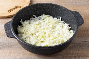 Постный заливной пирог из дрожжевого теста на сковороде