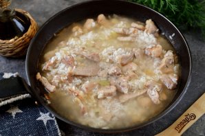 Рис со свининой и морковью по-корейски на сковороде