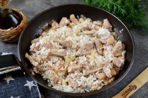 Рис со свининой и морковью по-корейски на сковороде