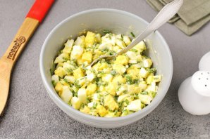 Рубленые яйца с маслом и зелёным луком