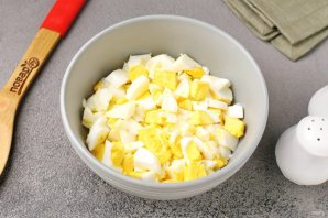 Рубленые яйца с маслом и зелёным луком