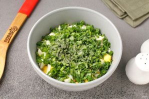 Рубленые яйца с маслом и зелёным луком