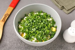 Рубленые яйца с маслом и зелёным луком