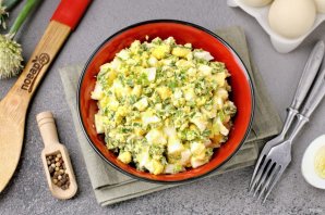 Рубленые яйца с маслом и зелёным луком