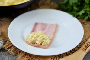 Рулетики из бекона с сыром и яйцом