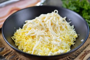 Рулетики из бекона с сыром и яйцом