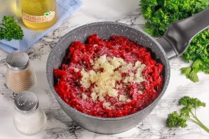 Салат из свеклы с чесноком на зиму