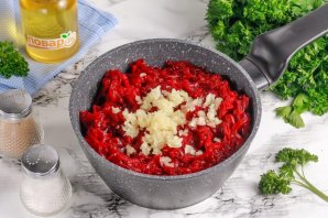 Салат из свеклы с чесноком на зиму
