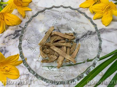 Салат с говяжьим языком, черносливом и свежим огурцом Салат с говяжьим языком, черносливом и свежим огурцом