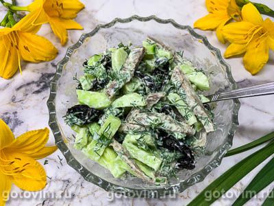 Салат с говяжьим языком, черносливом и свежим огурцом Салат с говяжьим языком, черносливом и свежим огурцом