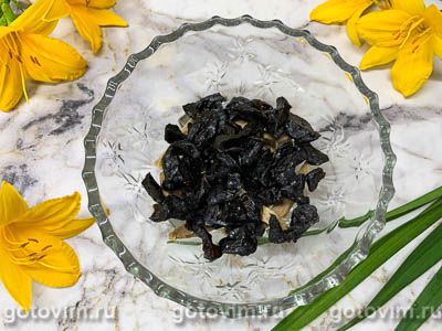 Салат с говяжьим языком, черносливом и свежим огурцом Салат с говяжьим языком, черносливом и свежим огурцом