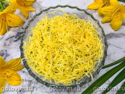 Салат с говяжьим языком, черносливом и свежим огурцом Салат с говяжьим языком, черносливом и свежим огурцом