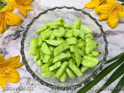 Салат с говяжьим языком, черносливом и свежим огурцом Салат с говяжьим языком, черносливом и свежим огурцом