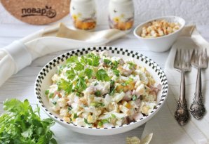 Салат с ветчиной, кукурузой и сухариками