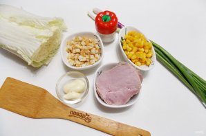 Салат с ветчиной, кукурузой и сухариками