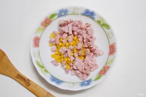 Салат с ветчиной, кукурузой и сухариками