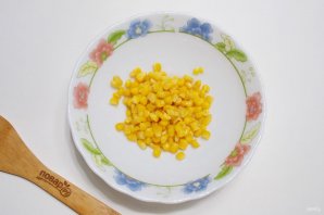 Салат с ветчиной, кукурузой и сухариками