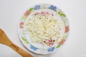Салат с ветчиной, кукурузой и сухариками