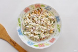 Салат с ветчиной, кукурузой и сухариками