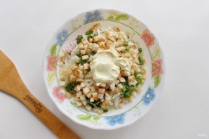 Салат с ветчиной, кукурузой и сухариками