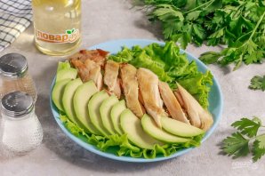 Салат с запеченной курицей, авокадо и помидорами