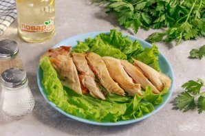 Салат с запеченной курицей, авокадо и помидорами