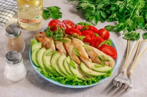 Салат с запеченной курицей, авокадо и помидорами