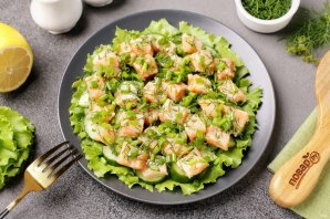 Салат со слабосолёной форелью и огурцом Салат со слабосолёной форелью и огурцом