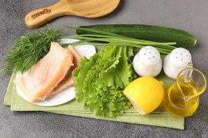 Салат со слабосолёной форелью и огурцом