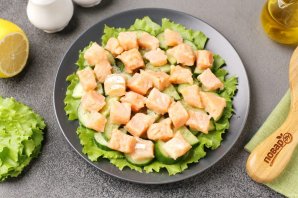 Салат со слабосолёной форелью и огурцом