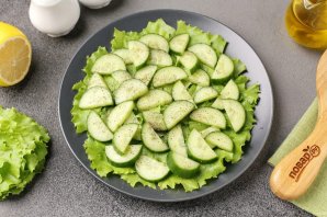 Салат со слабосолёной форелью и огурцом