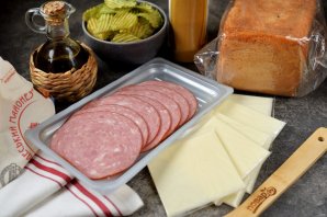 Сэндвич с жареной колбасой и чипсами