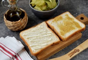 Сэндвич с жареной колбасой и чипсами