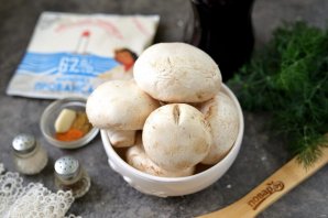 Шампиньоны запечённые с майонезом и пряностями