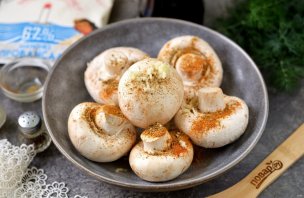 Шампиньоны запечённые с майонезом и пряностями