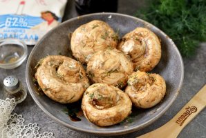 Шампиньоны запечённые с майонезом и пряностями