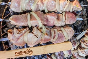 Шашлык из свиной шеи с луком