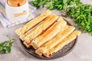 Слоеные палочки с изюмом и сахаром