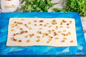 Слоеные палочки с изюмом и сахаром