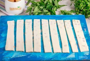 Слоеные палочки с изюмом и сахаром