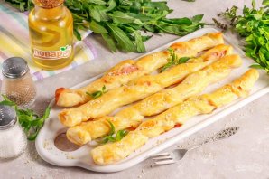 Слоёные палочки-спиральки с ветчиной и сыром