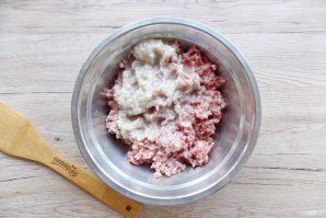 Спагетти с тефтельками под острым томатным соусом