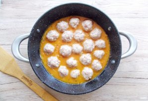 Спагетти с тефтельками под острым томатным соусом