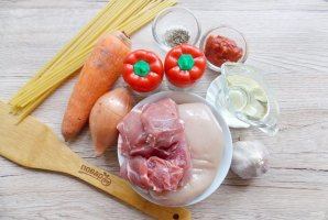 Спагетти с тефтельками под острым томатным соусом