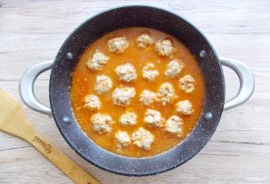 Спагетти с тефтельками под острым томатным соусом