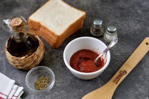 Сухарики-сердечки с томатом и пряными травами