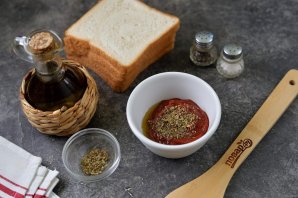 Сухарики-сердечки с томатом и пряными травами