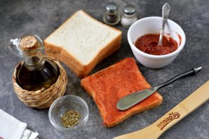 Сухарики-сердечки с томатом и пряными травами