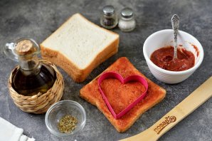 Сухарики-сердечки с томатом и пряными травами