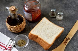 Сухарики-сердечки с томатом и пряными травами